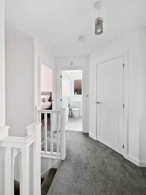 Interior - Bottesford Gem – Luxury 3-Bedroom House with Modern Comforts. Garden & Driveway! (Nottingham)