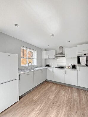 Fridge, microwave, oven, stovetop - Bottesford Gem – Luxury 3-Bedroom House with Modern Comforts. Garden & Driveway! (Nottingham)