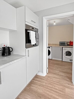 Fridge, microwave, oven, stovetop - Bottesford Gem – Luxury 3-Bedroom House with Modern Comforts. Garden & Driveway! (Nottingham)