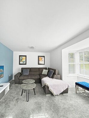 Smart TV - Bottesford Gem – Luxury 3-Bedroom House with Modern Comforts. Garden & Driveway! (Nottingham)