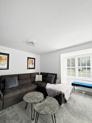 Smart TV - Bottesford Gem – Luxury 3-Bedroom House with Modern Comforts. Garden & Driveway! (Nottingham)