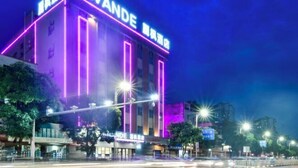 A hotel with a prominent neon sign reading "LAVANDE" and a modern architectural design. - Lavande Hotel (Qingyuan City Square Feilai Lake Branch) (Qingyuan)