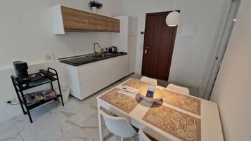 Frigorifero, piano cottura, lavastoviglie, macchina per tè/caffè