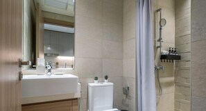 Estudio | Baño | Regadera, secadora de cabello, toallas