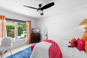 3 chambres, bureau, fer et planche à repasser, lit de bébé portatif