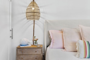 3 habitaciones, escritorio y tabla de planchar con plancha 