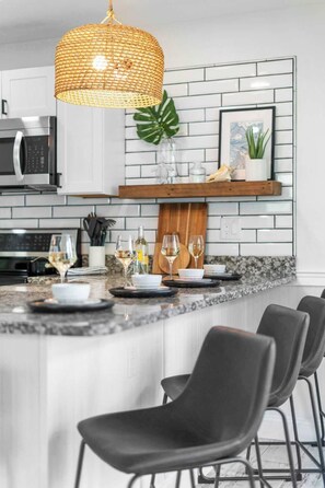 Een koelkast, een magnetron, een oven, een kookplaat