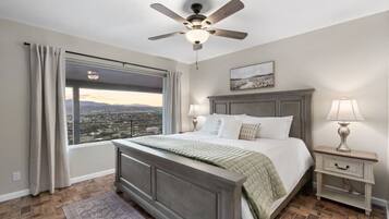 3 habitaciones, escritorio y tabla de planchar con plancha