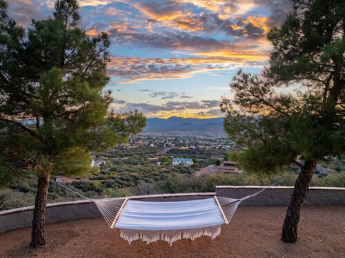 Top of the Mountain Home w/ Hot Tub, Gym & Sauna!