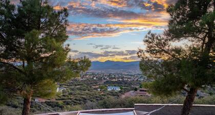 Top of the Mountain Home w/ Hot Tub, Gym & Sauna!
