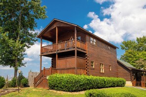 Exterior - PFGetaway: Mtn & City Views, Hot Tub, Wifi, Games, Resort Pool, in Pigeon Forge! (Pigeon Forge)