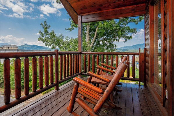 Property grounds - PFGetaway: Mtn & City Views, Hot Tub, Wifi, Games, Resort Pool, in Pigeon Forge! (Pigeon Forge)