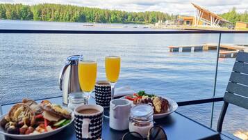 Free daily buffet breakfast