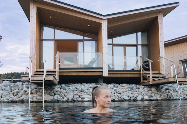 Studio Suite, pemandangan danau | Meja kerja, ruang kerja ramah laptop, dan tirai kedap cahaya