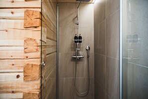 Secador de pelo, toallas, jabón, shampoo