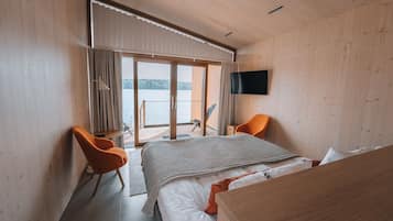 Suite estudio, vista al lago | Escritorio, espacio para trabajar con laptop y cortinas blackout