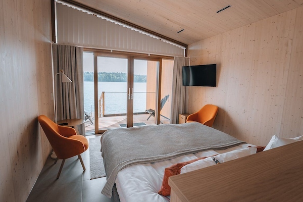 Studio Suite, Lake View