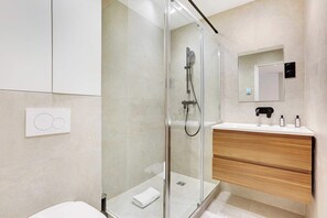 Shower, hair dryer, shampoo