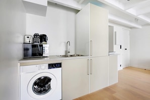 Fridge, stovetop, coffee/tea maker, electric kettle