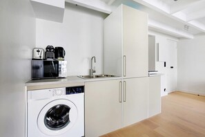 Kühlschrank, Herdplatte, Wasserkocher mit Kaffee-/Teezubehör, Toaster