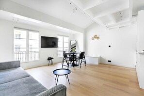 TV, offices - Modern Apartment - 2BD/5P - Sentier/Montorgueil (Paris)