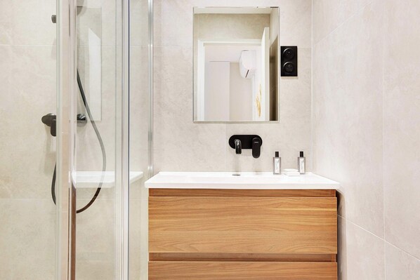Shower, hair dryer, shampoo - Modern Apartment - 2BD/5P - Sentier/Montorgueil (Paris)