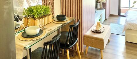 1 dormitorio, tabla de planchar con plancha, wifi y ropa de cama