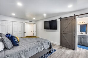 3 室のベッドルーム、アイロン / アイロン台、旅行用ベビーベッド、WiFi (無料)