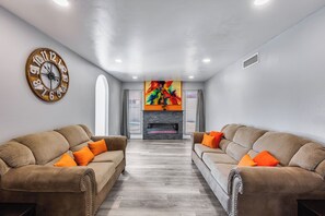 スマートテレビ、暖炉、テレビゲーム、テーブルサッカー台