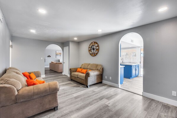 スマートテレビ、暖炉、テレビゲーム、テーブルサッカー台