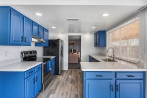 冷蔵庫、電子レンジ、オーブン、コンロ