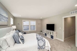 6 bedrooms, desk, iron/ironing board, free WiFi - High Tide at Harbor Club (South Haven)