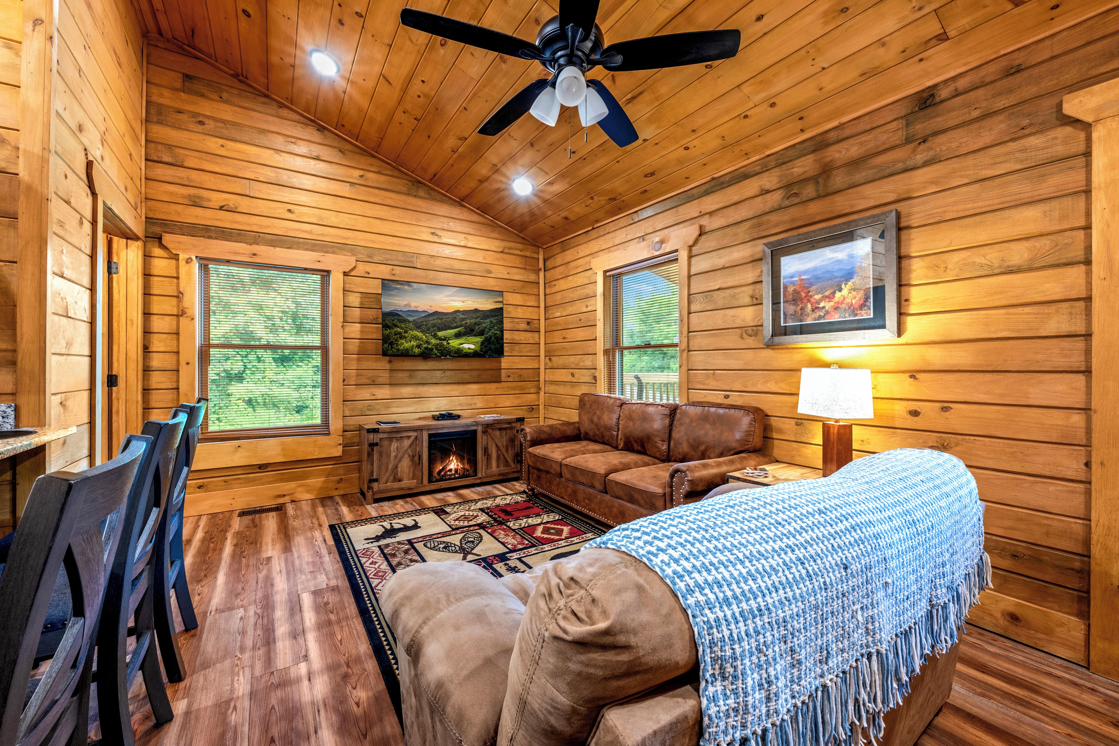 Een televisie en een open haard