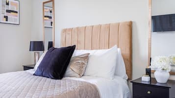 1 habitación, tabla de planchar con plancha y cuna de viaje