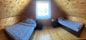 2 bedrooms, WiFi, bed sheets - Hern - Spacious Two-Story Wooden Cottage for Tranquil Escapes (Sarbinowo)