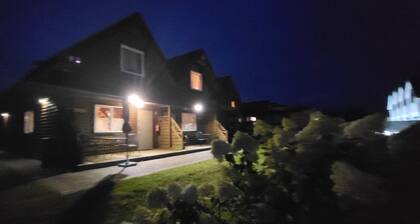 Hern - Spacious Two-Story Wooden Cottage for Tranquil Escapes
