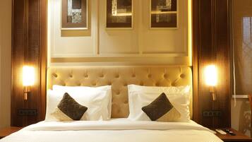 Studio Suite, Balcony | Hypo-allergenic bedding available, pillowtop beds, minibar, in-room safe