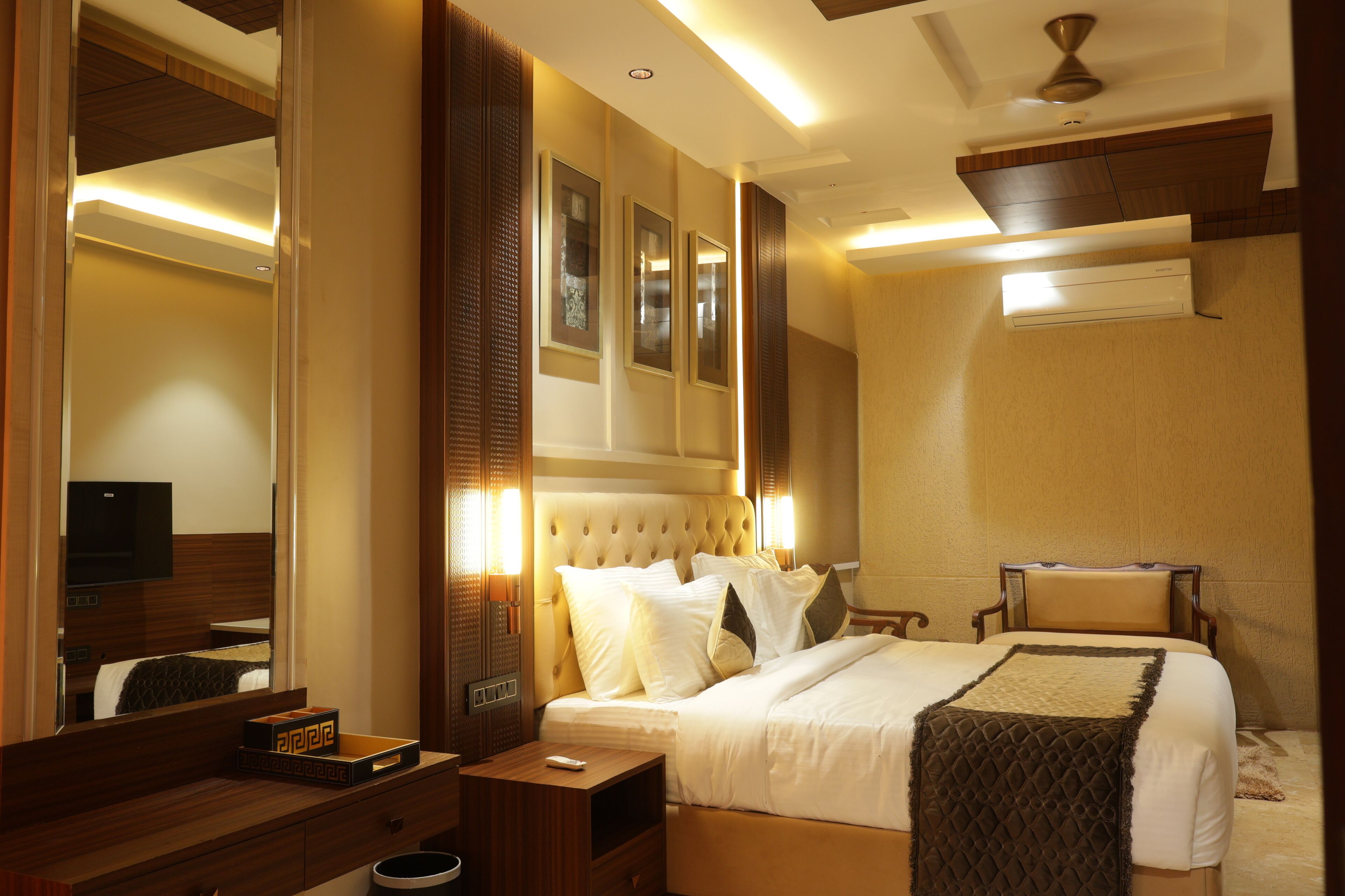 Studio Suite, Balcony | Hypo-allergenic bedding available, pillowtop beds, minibar, in-room safe