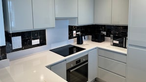 Apartment | Private kitchen | Fridge, microwave, oven, stovetop - London City Chic Apartment With 3 Bedrooms (London)