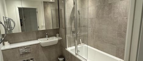 Appartement | Salle de bain | Douche, baignoire profonde, serviettes fournies
