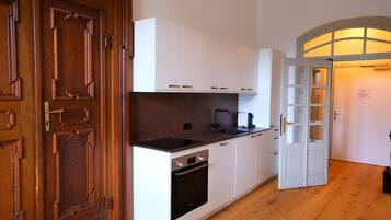 Fridge, oven, stovetop, coffee/tea maker