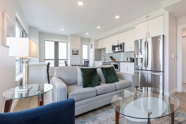 TV, offices - Private Apt Downtown (Quincy)