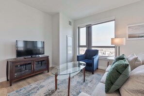 TV, offices - Private Apt Downtown (Quincy)