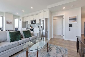 TV, offices - Private Apt Downtown (Quincy)