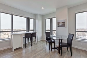 Dining - Private Apt Downtown (Quincy)