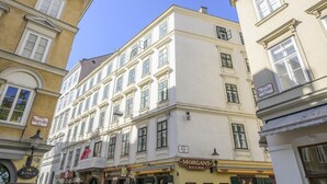 Un edificio de varios pisos con diferentes comercios, incluyendo un letrero visible que dice 'Morgans' y 'King's'.