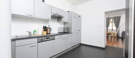 Fridge, microwave, stovetop, dishwasher