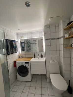 Douche, sèche-cheveux, serviettes fournies, savon