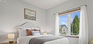 4 bedrooms, desk, iron/ironing board, travel crib