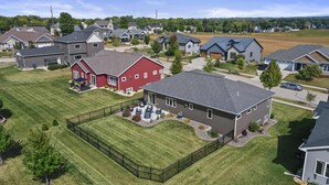 A residential area with houses, a red barn, and a well-maintained lawn. - 25min to Capitol - KING Suite - Game Room - Groups (Stoughton)